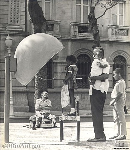 Menina falando ao telefone público, agosto de 1972.